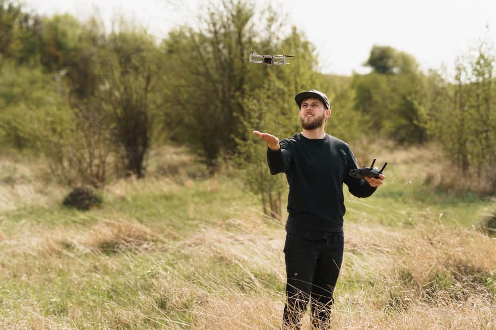 https://www.preflight.co.il/wp-content/uploads/2021/07/guy-full-black-outfit-with-remote-controller-flying-drone-with-field-background.jpg