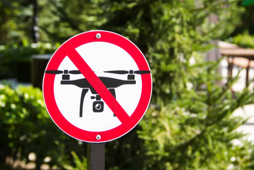 https://www.preflight.co.il/wp-content/uploads/2022/03/sign-prohibiting-flight-drones-against-background-green-vegetation.jpg