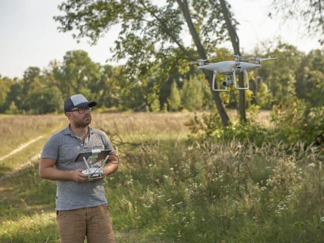 https://www.preflight.co.il/wp-content/uploads/2023/03/man-manages-quadrocopters-remote-control-drone-hands-men-unmanned-aerial-vehicle-640x480.jpg