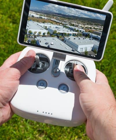 https://www.preflight.co.il/wp-content/uploads/2023/06/26446144_hands-holding-drone-quadcopter-controller-with-indutrial-buildings-on-screen-400x480.jpg